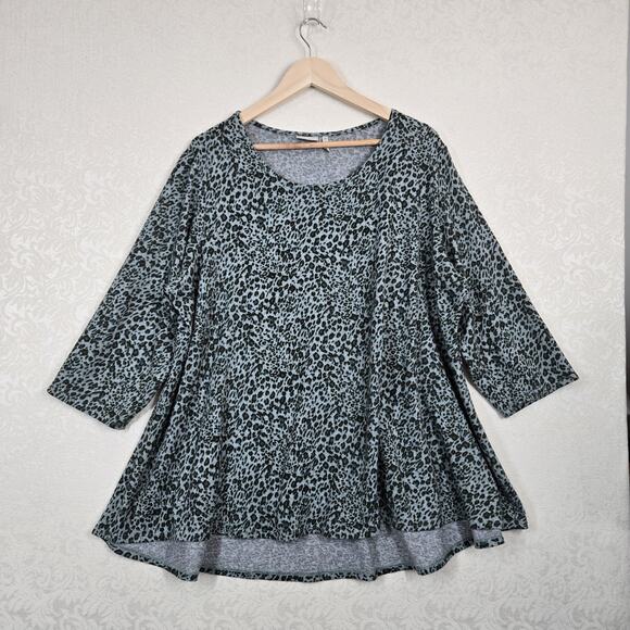 Logo by Lori Goldstein Animal Print Top sz 2X Green 3/4 Sleeve Step Hem - Picture 12 of 12